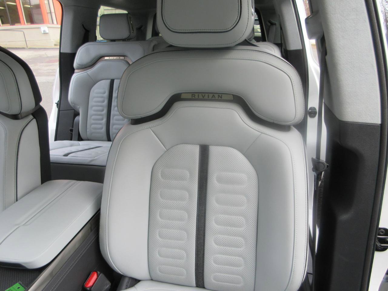 Used 2023 Rivian R1S Launch Edition image 12