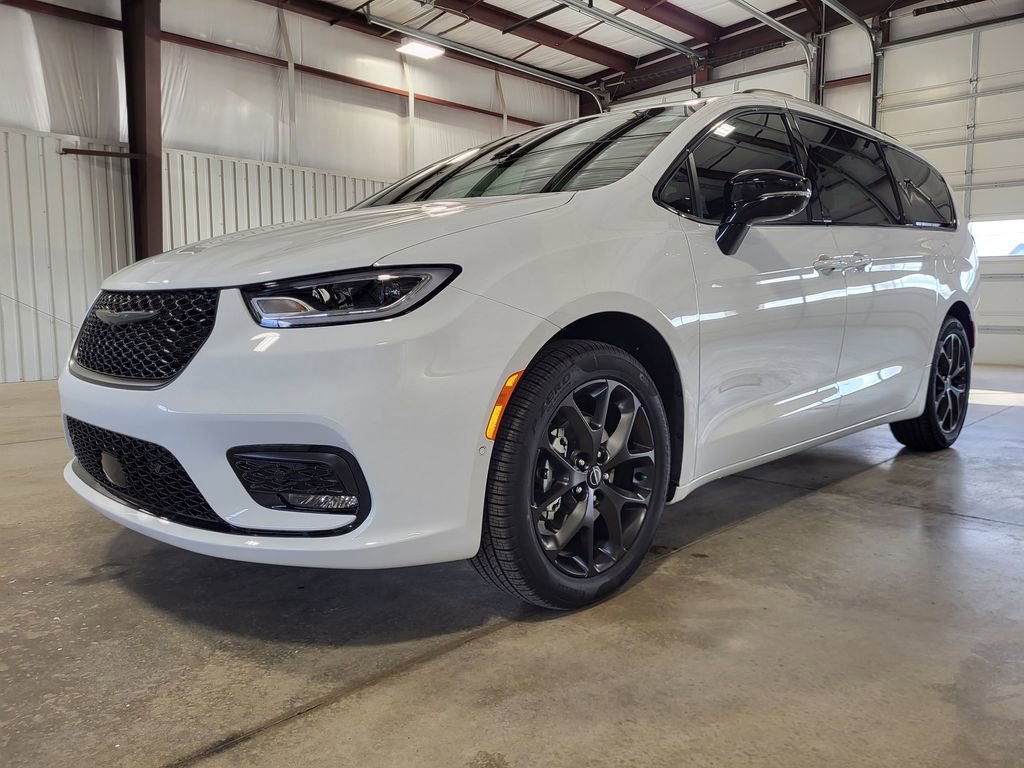 New 2026 Chrysler Pacifica Select w/ S Appearance Package image 2