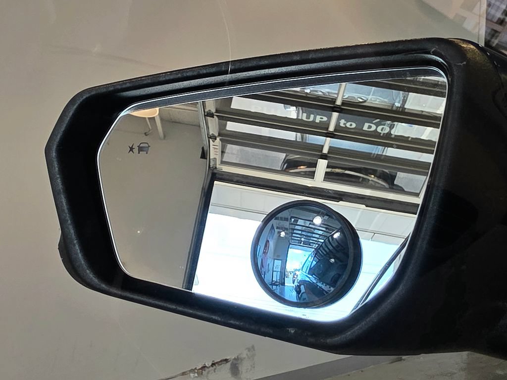 Used 2020 Chevrolet Equinox LT FWD image 30