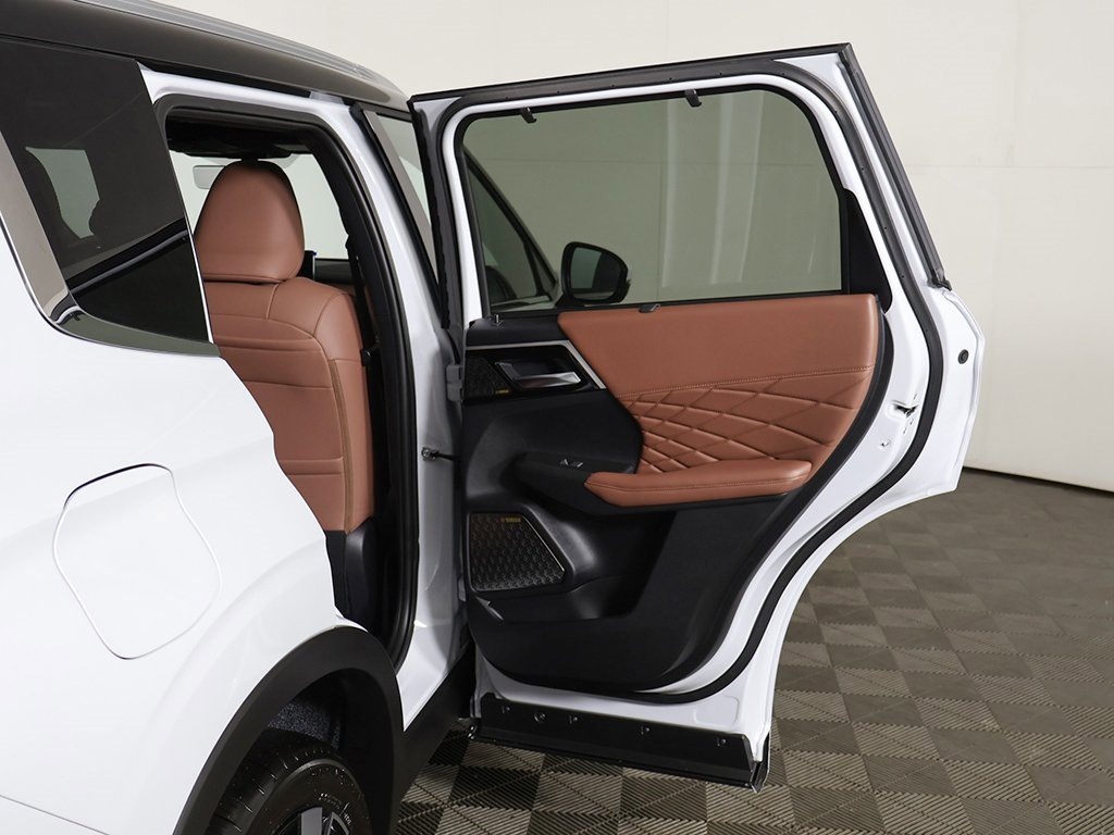 New 2025 Mitsubishi Outlander SEL image 28