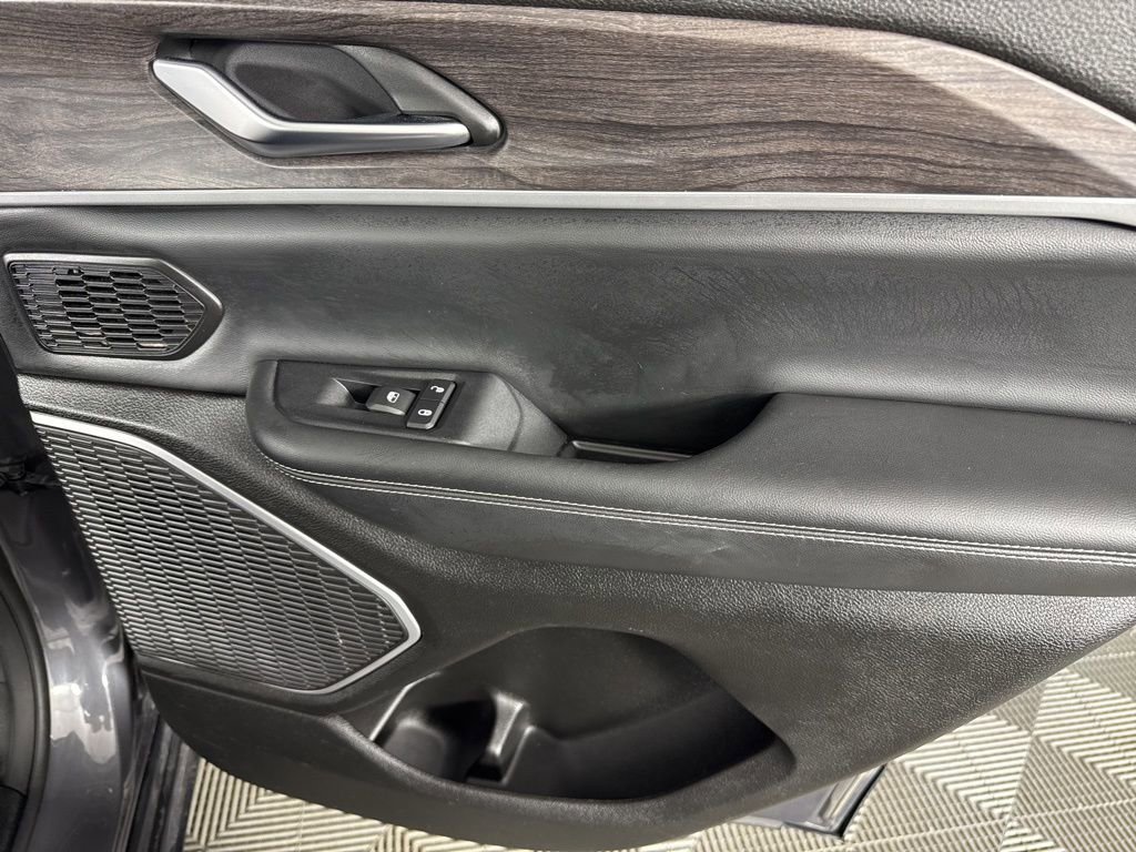 Used 2022 Jeep Grand Cherokee Limited image 36