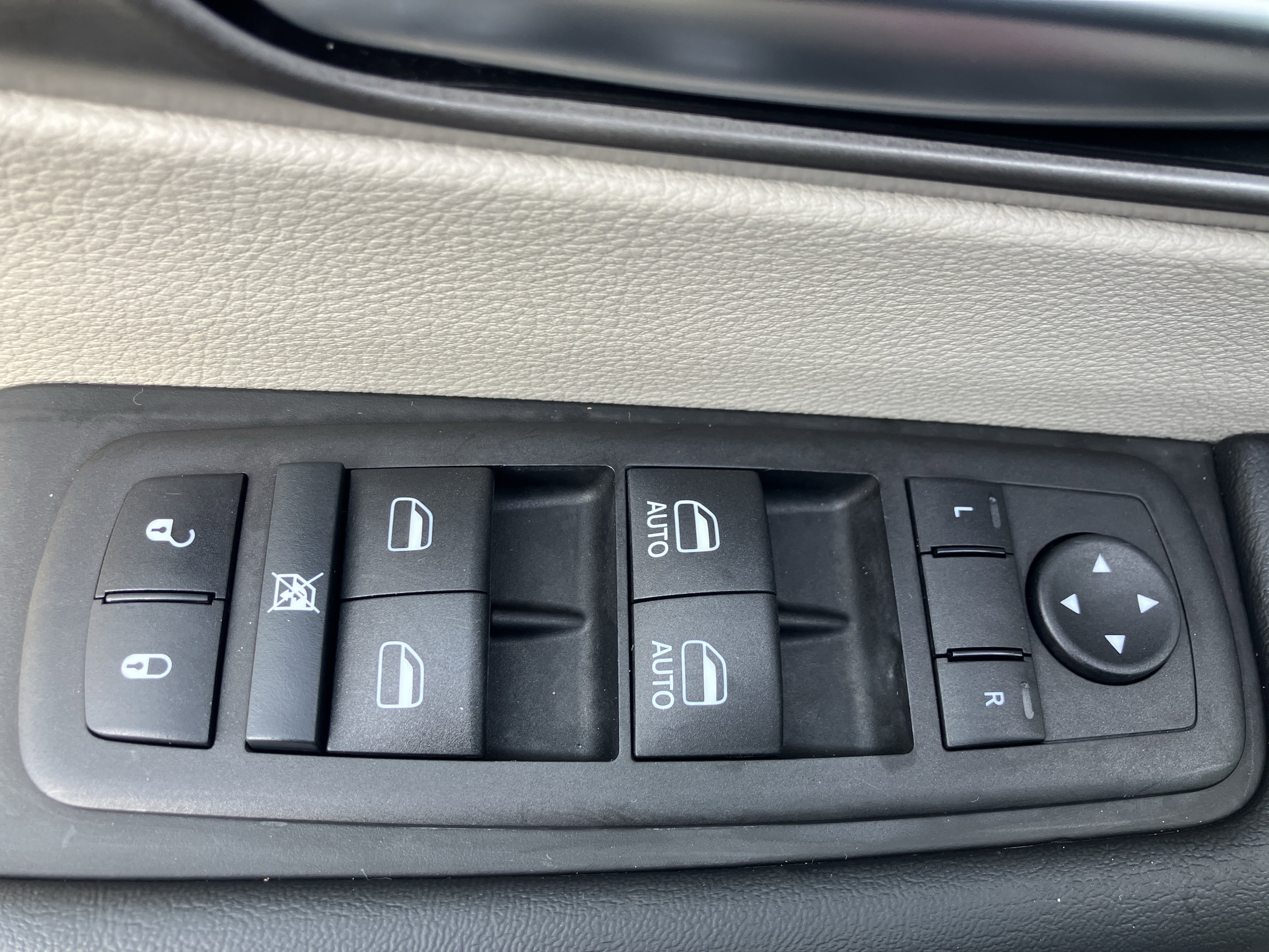 Used 2023 Chrysler Pacifica Touring-L image 23