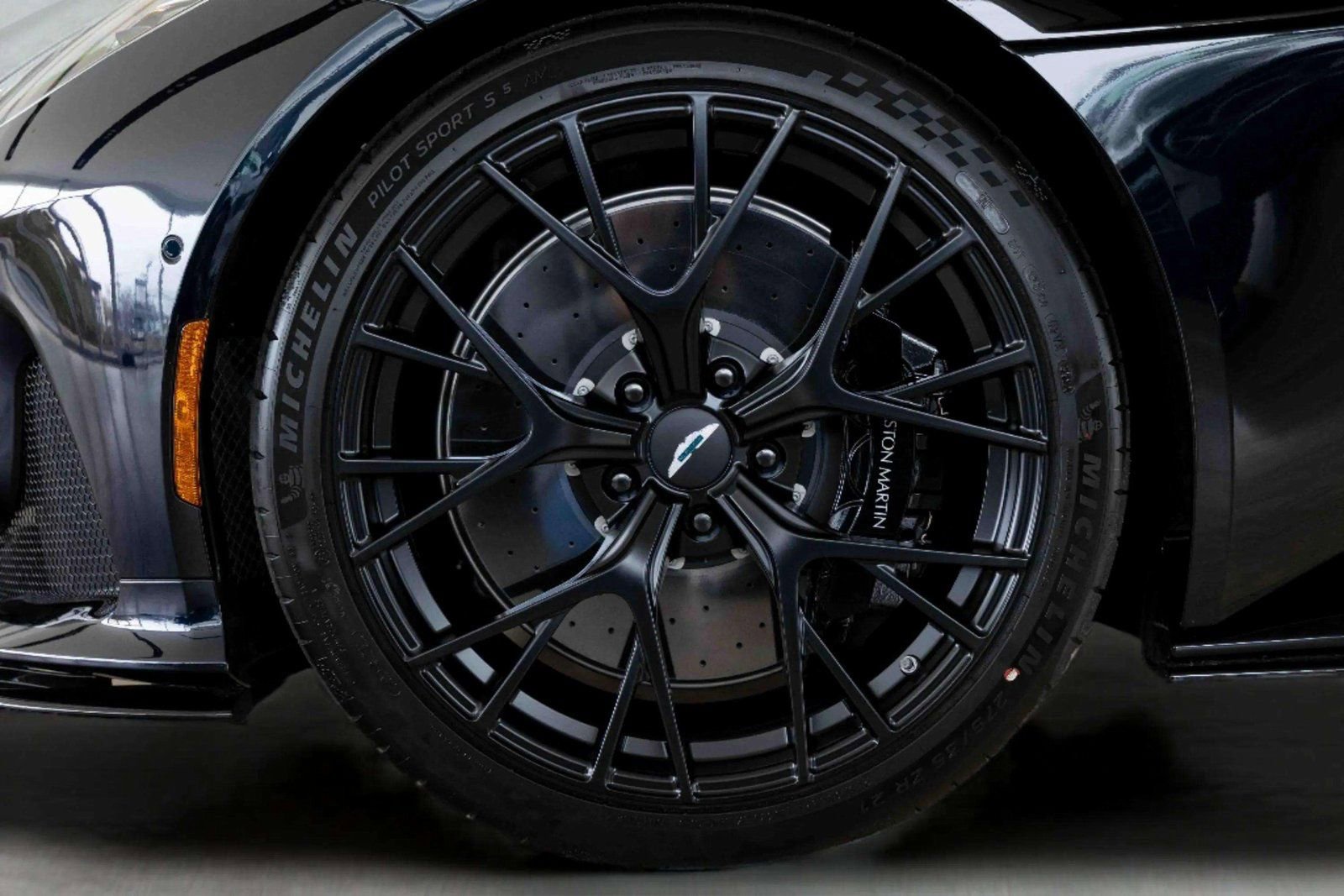 Used 2025 Aston Martin DB12 Coupe RWD image 5