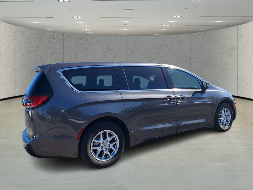 Used 2023 Chrysler Pacifica Touring-L image 5