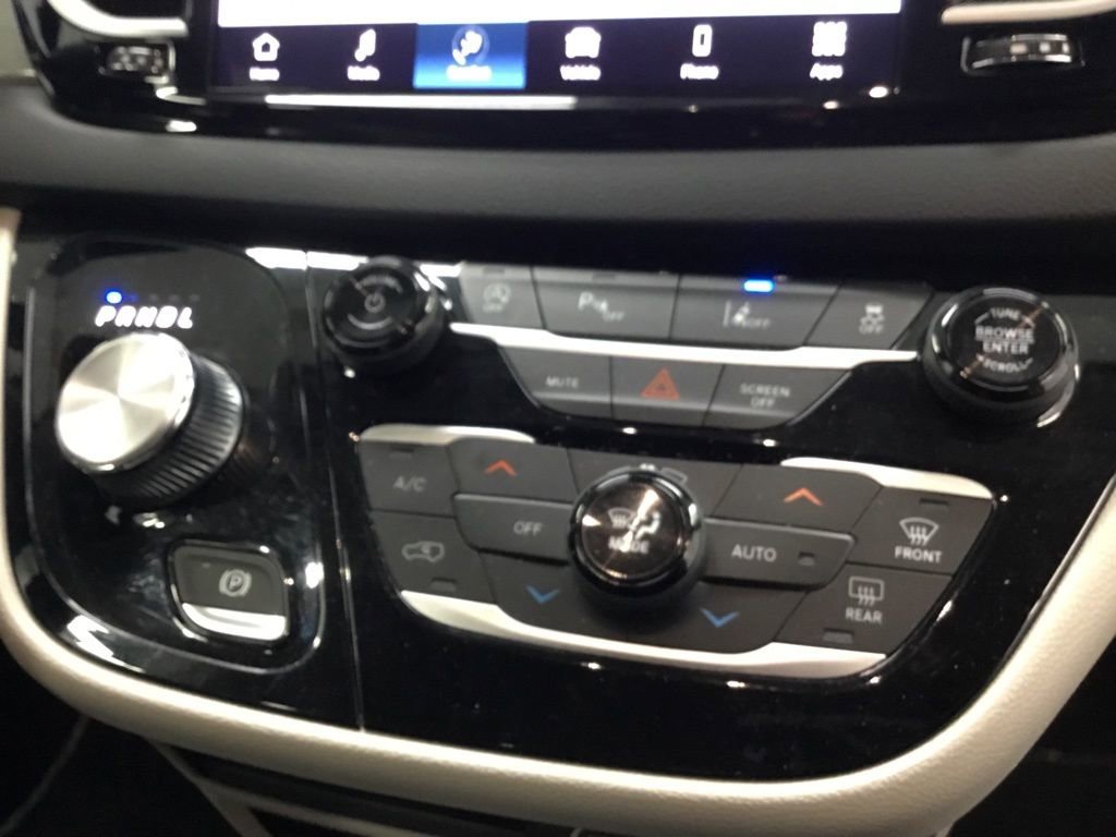 Used 2023 Chrysler Pacifica Touring-L image 25