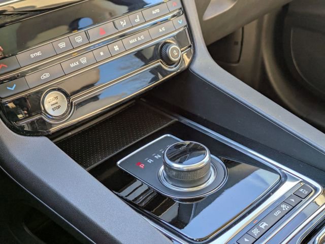 Used 2020 Jaguar F-PACE Premium image 9