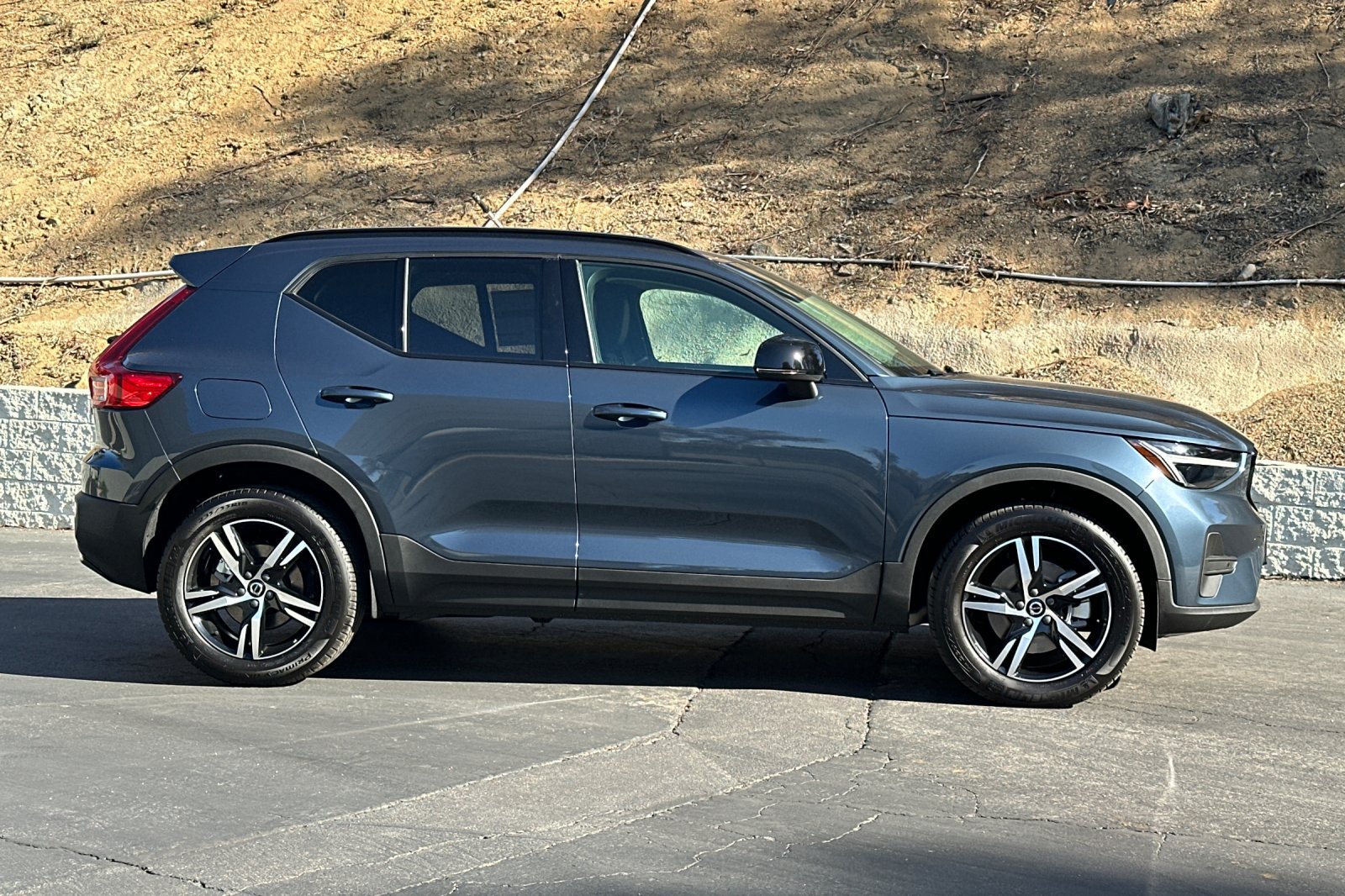 New 2026 Volvo XC40 B5 Core w/ Climate Package AWD/4WD image 3