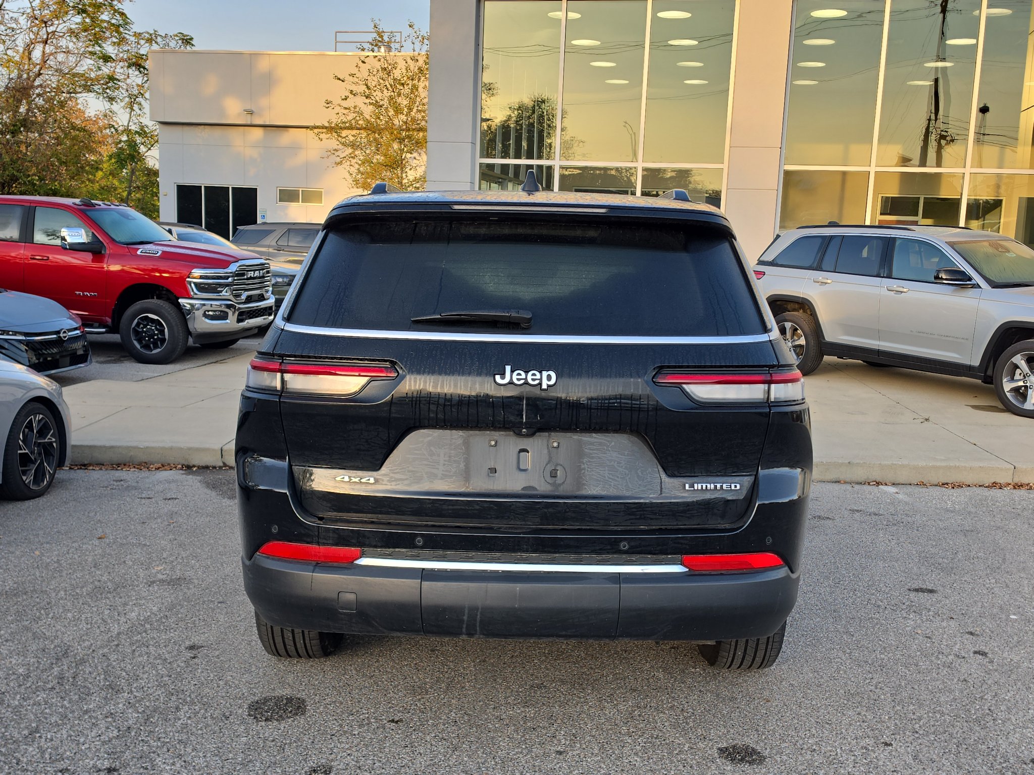 Used 2023 Jeep Grand Cherokee L Limited AWD/4WD image 6