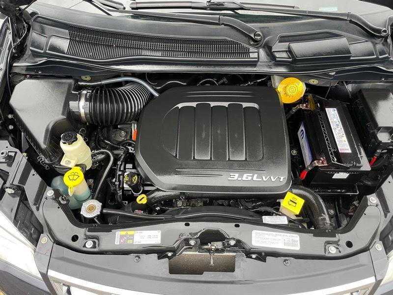 Used 2014 Chrysler Town & Country Touring FWD image 10