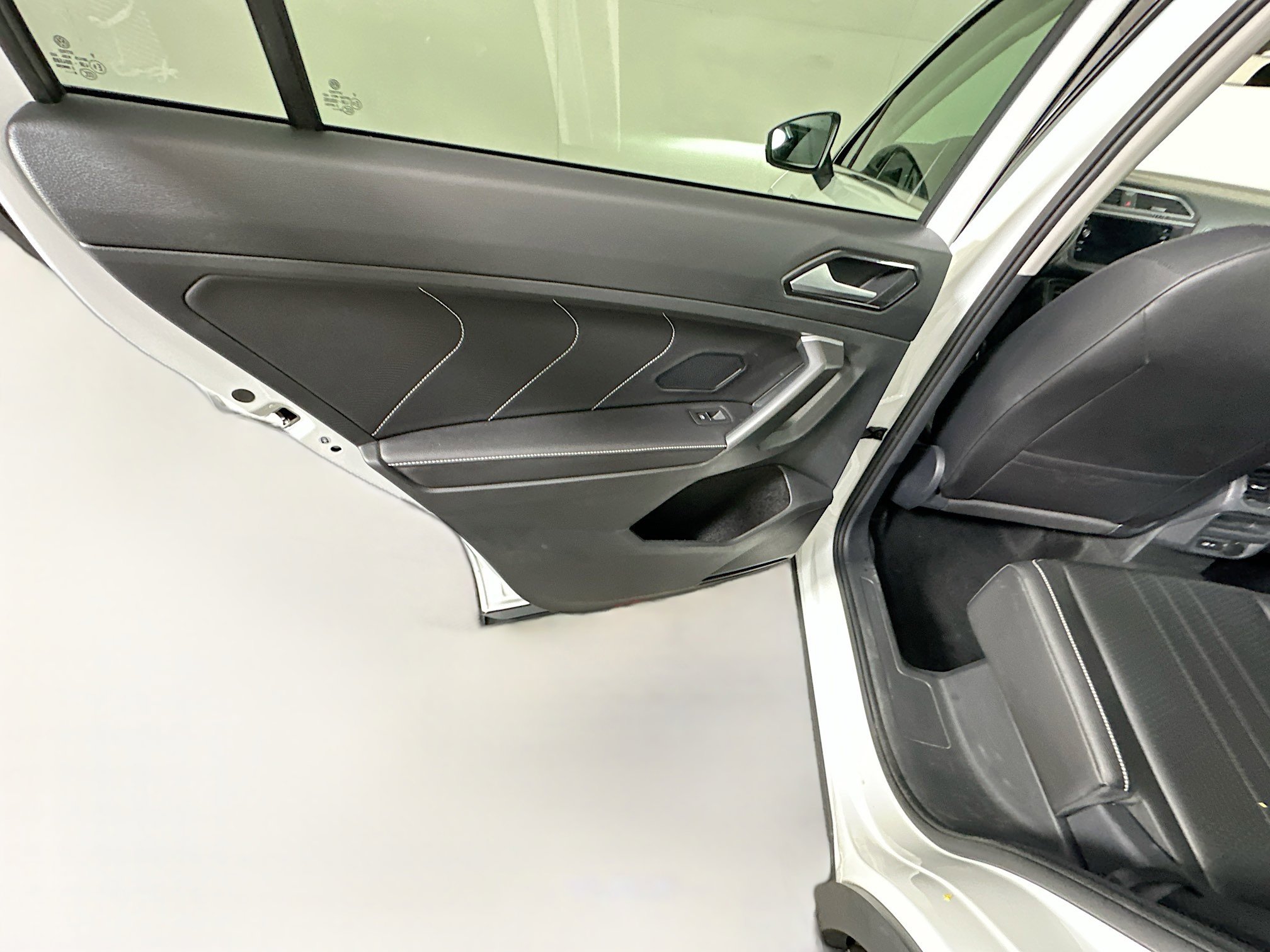 Used 2024 Volkswagen Tiguan SE image 33