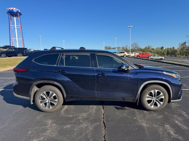 Used 2020 Toyota Highlander XLE AWD/4WD image 2