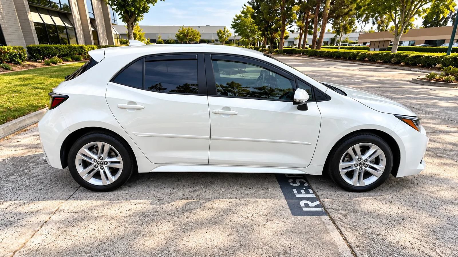 Used 2019 Toyota Corolla SE w/ Carpet Mat Package FWD image 8