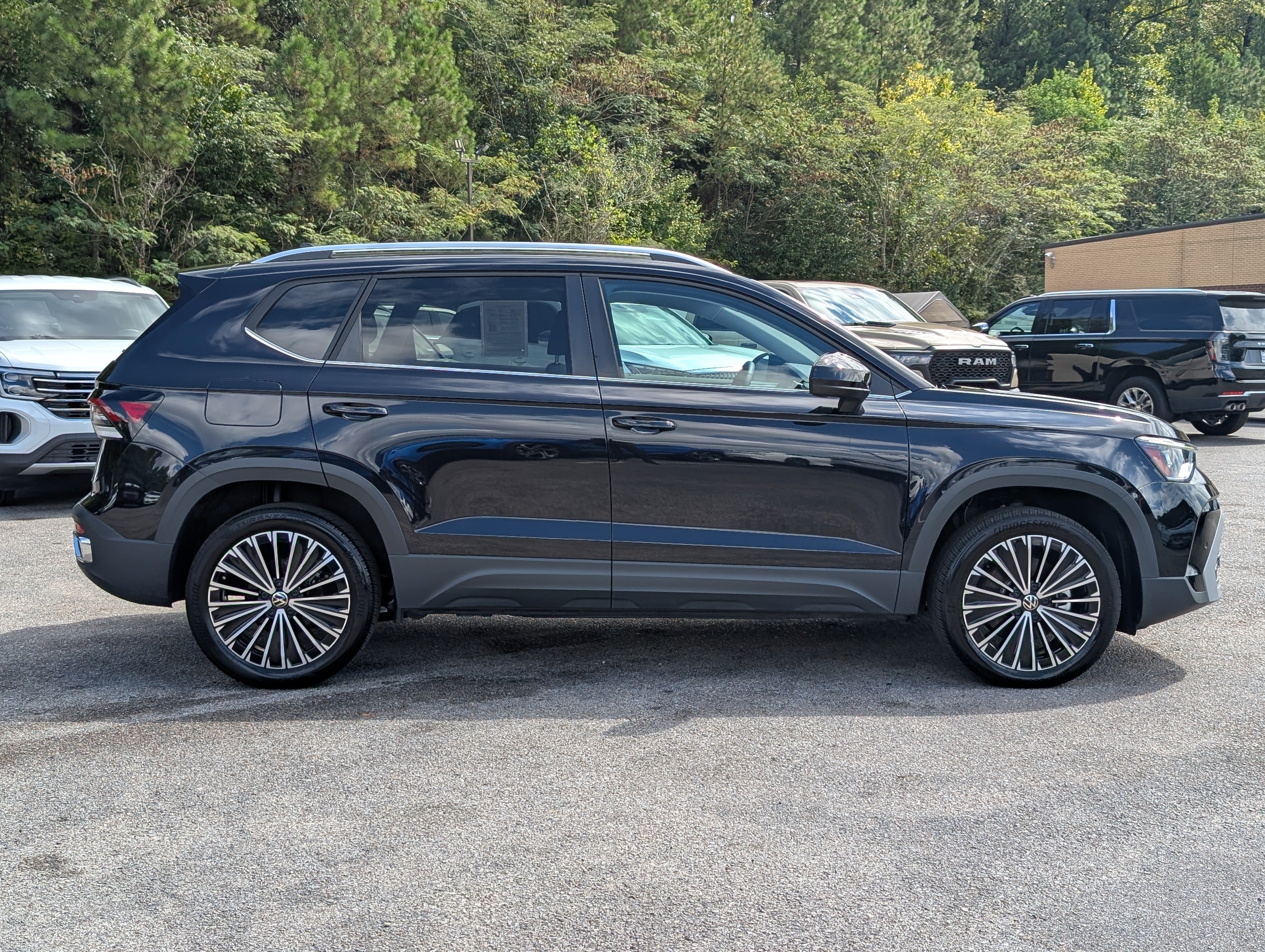 Used 2025 Volkswagen Taos SE w/ Panoramic Sunroof Package FWD image 10