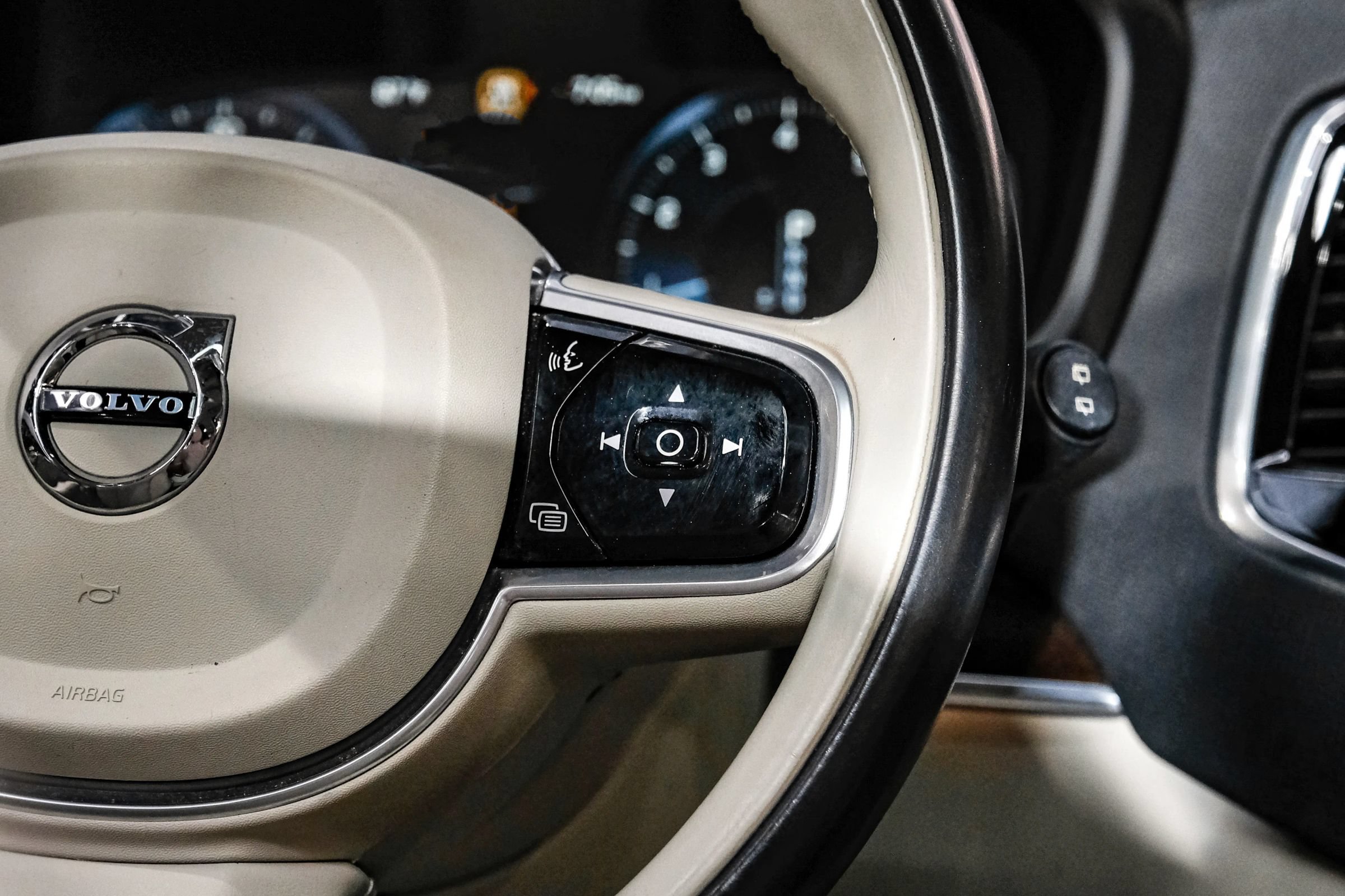 Used 2017 Volvo XC90 T6 Momentum w/ Convenience Package AWD/4WD image 18