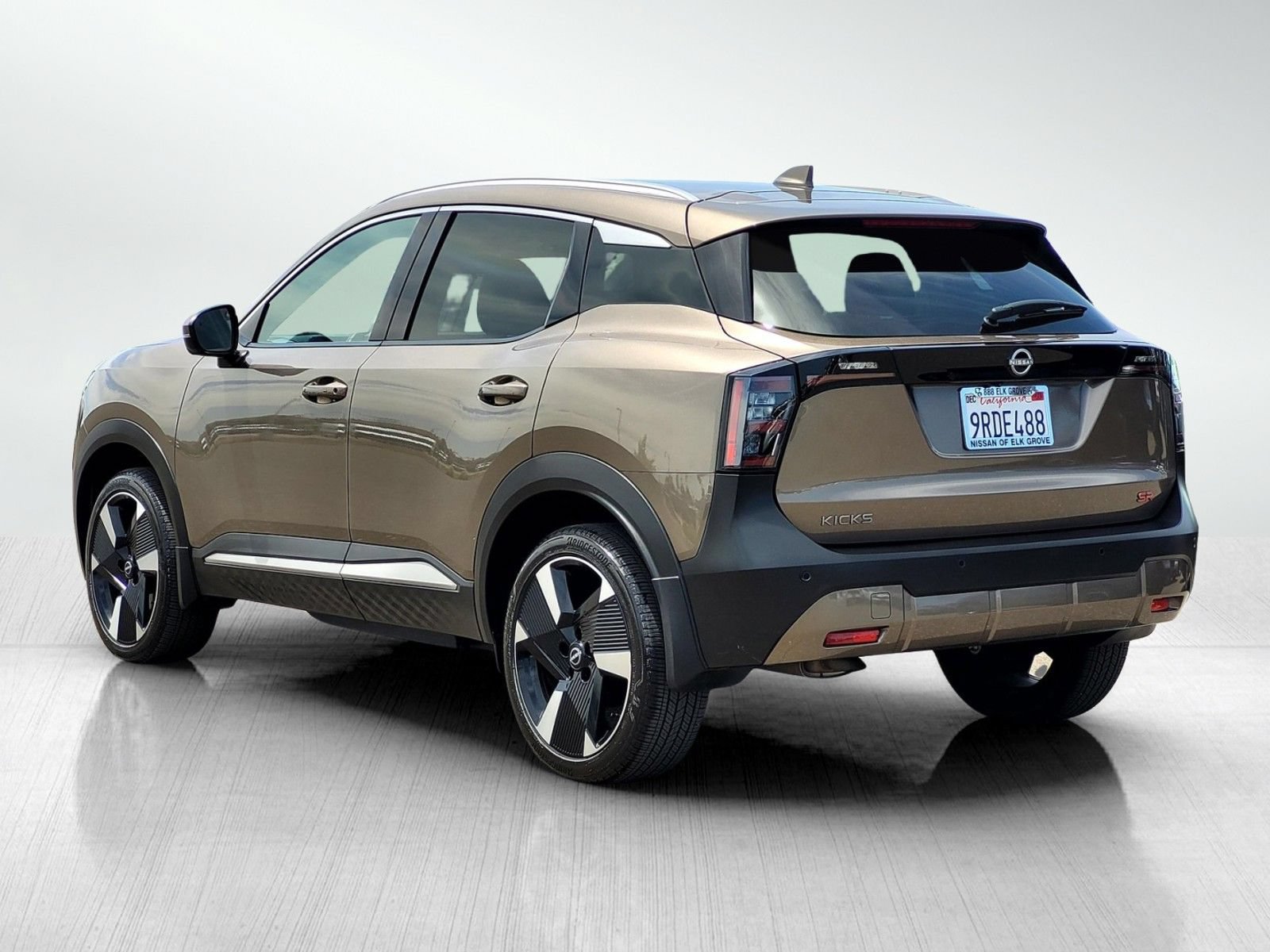 Used 2025 Nissan Kicks SR FWD image 9