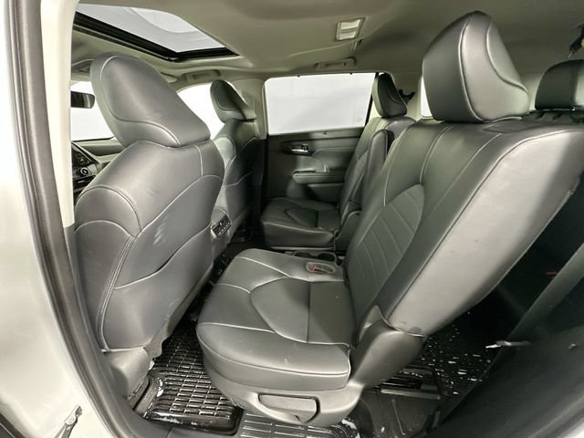 Used 2023 Toyota Highlander XLE AWD/4WD image 4