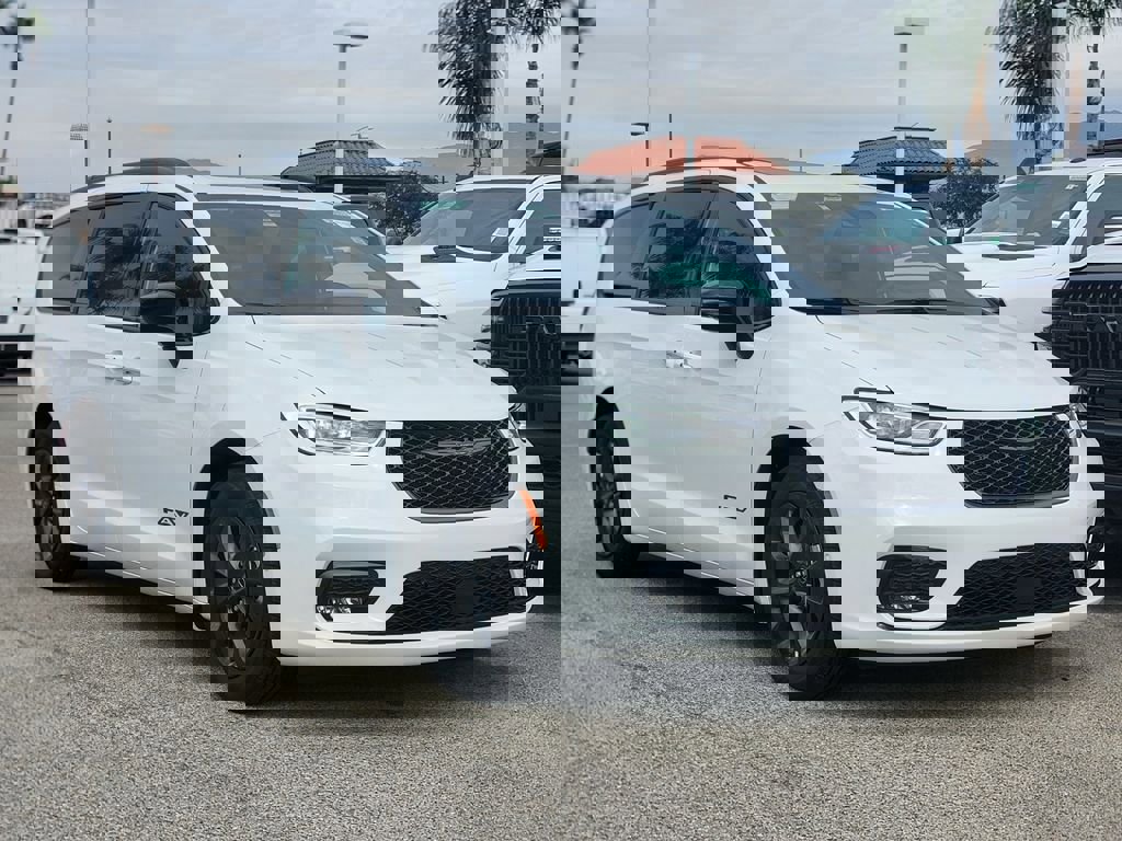 New 2025 Chrysler Pacifica Select w/ Fav Edition Package