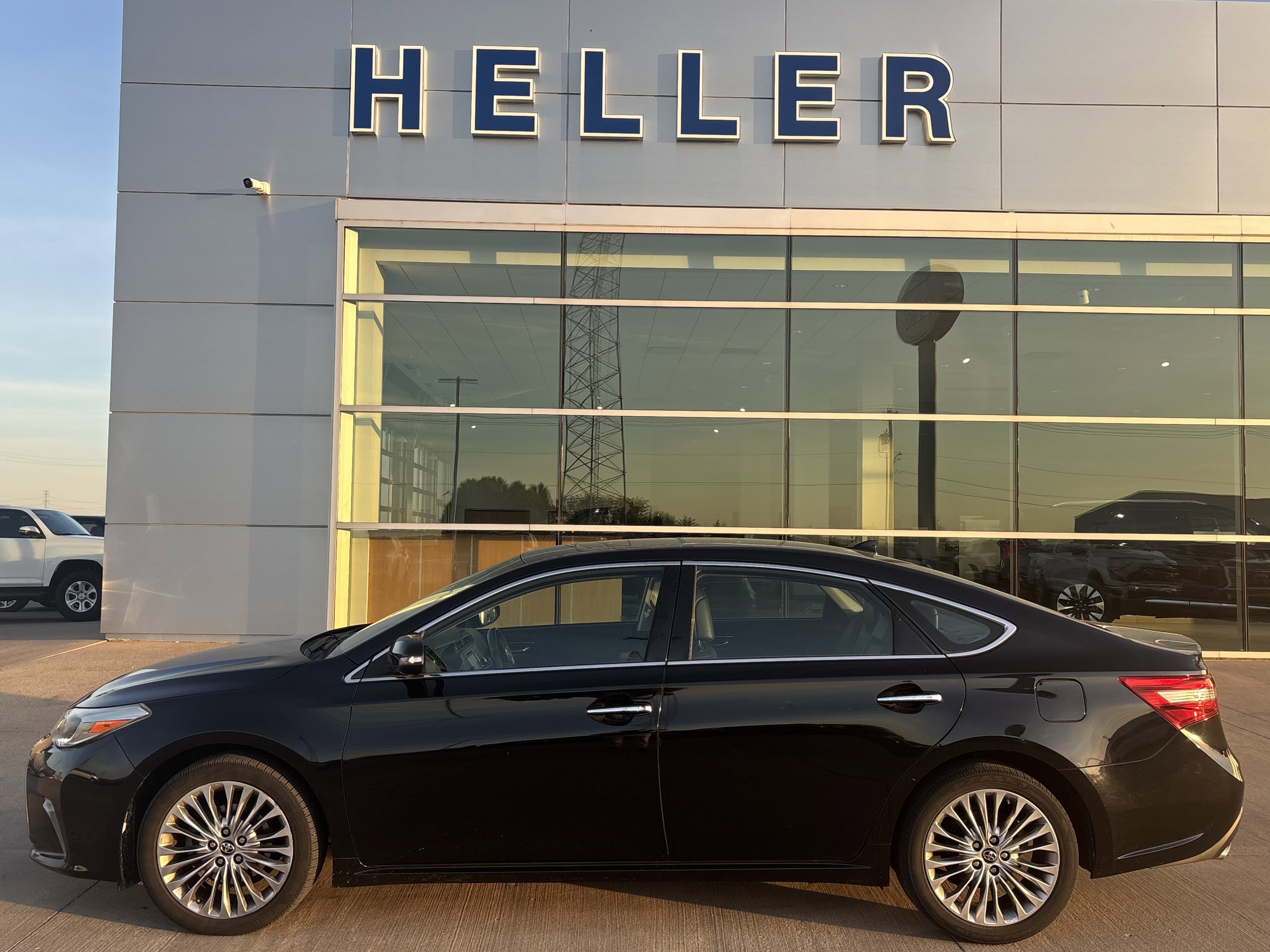 Used 2016 Toyota Avalon Limited FWD image 3