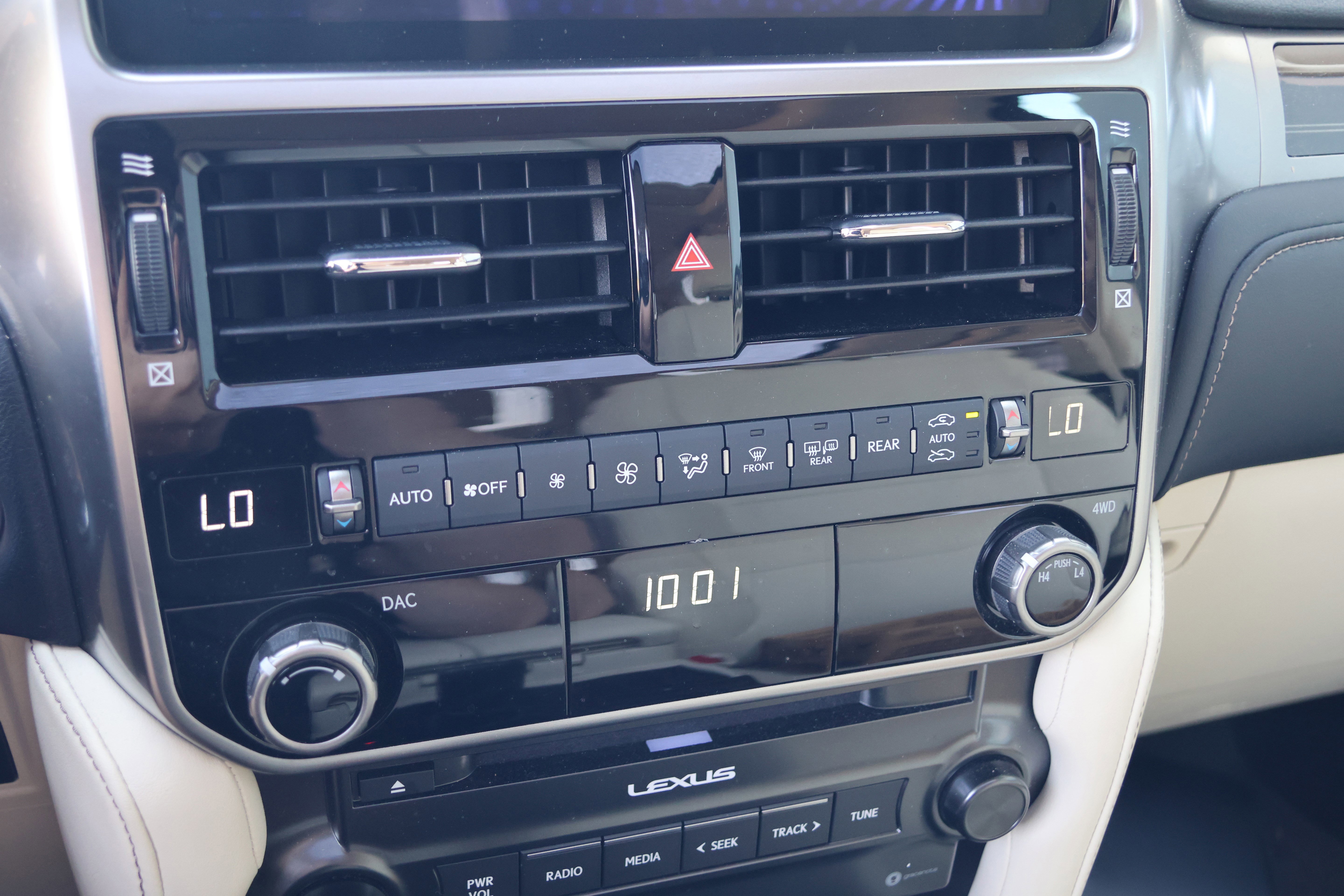 Used 2023 Lexus GX 460 Premium w/ Accessory Package AWD/4WD image 27