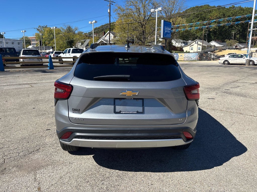 Used 2025 Chevrolet Trax LT w/ Driver Confidence Package FWD image 4