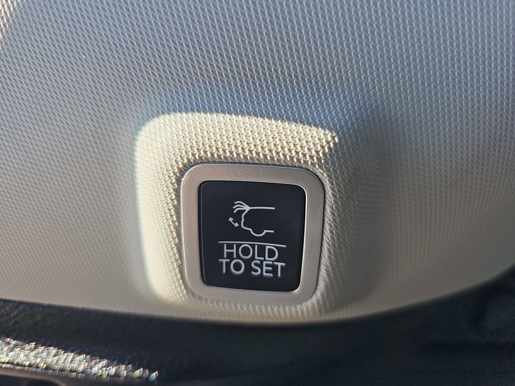 Used 2023 Jeep Grand Cherokee Limited w/ Black Appearance Package image 13