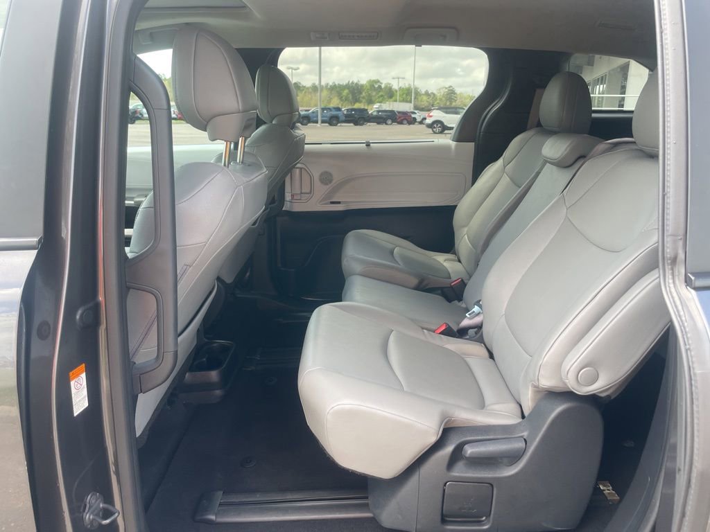 Used 2025 Toyota Sienna XLE image 13
