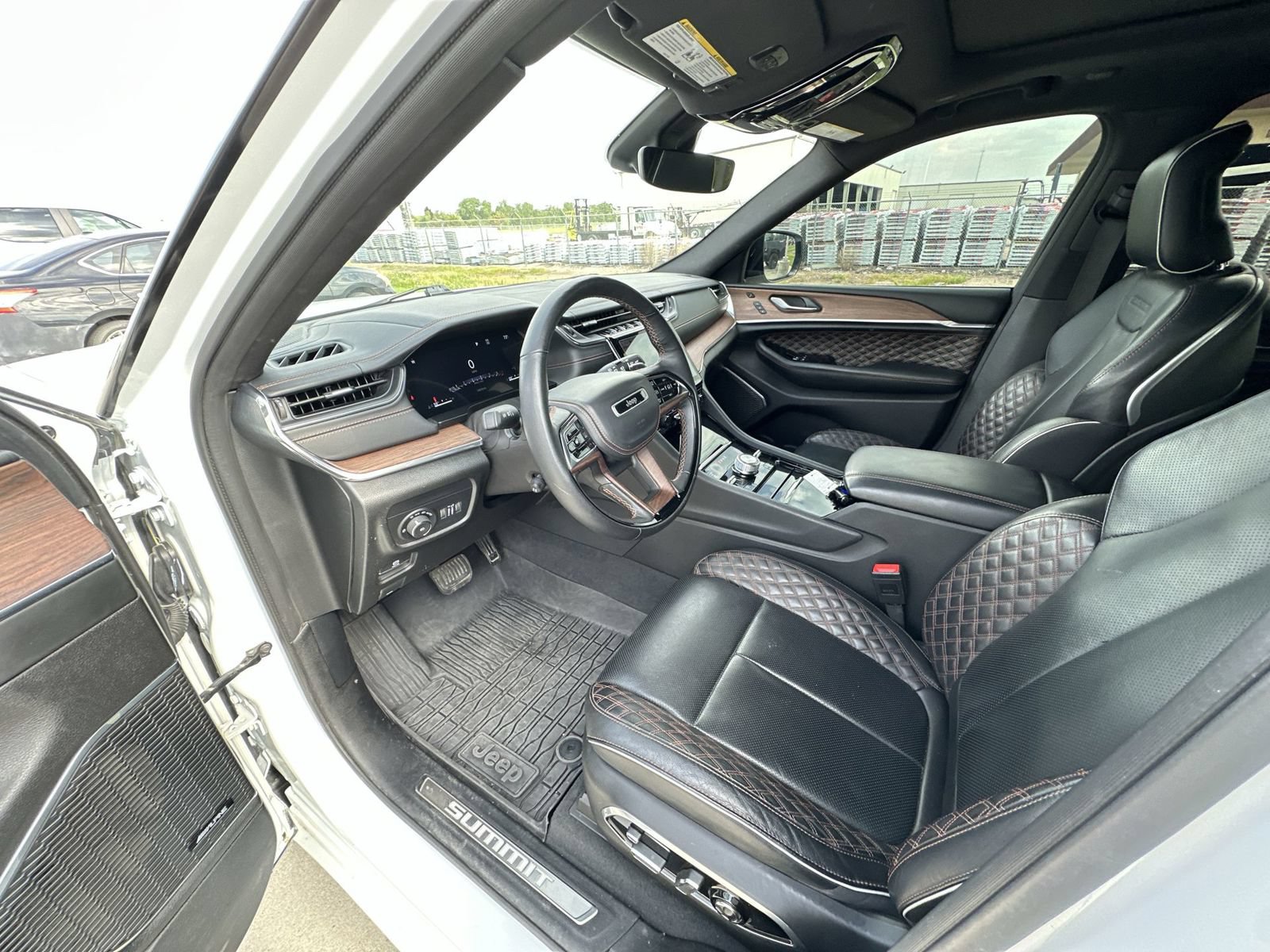 Used 2023 Jeep Grand Cherokee Summit AWD/4WD image 10