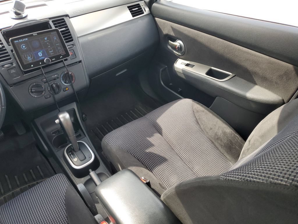 Used 2010 Nissan Versa Hatchback w/ Premium Pkg FWD image 13