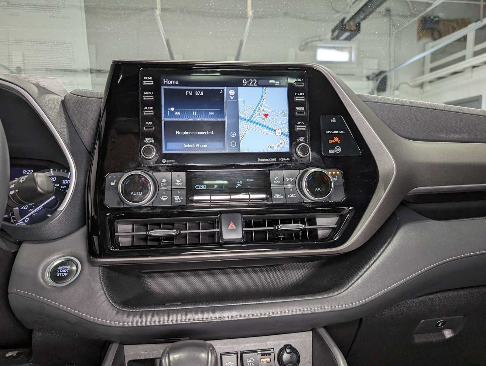 Used 2021 Toyota Highlander XLE AWD/4WD image 37