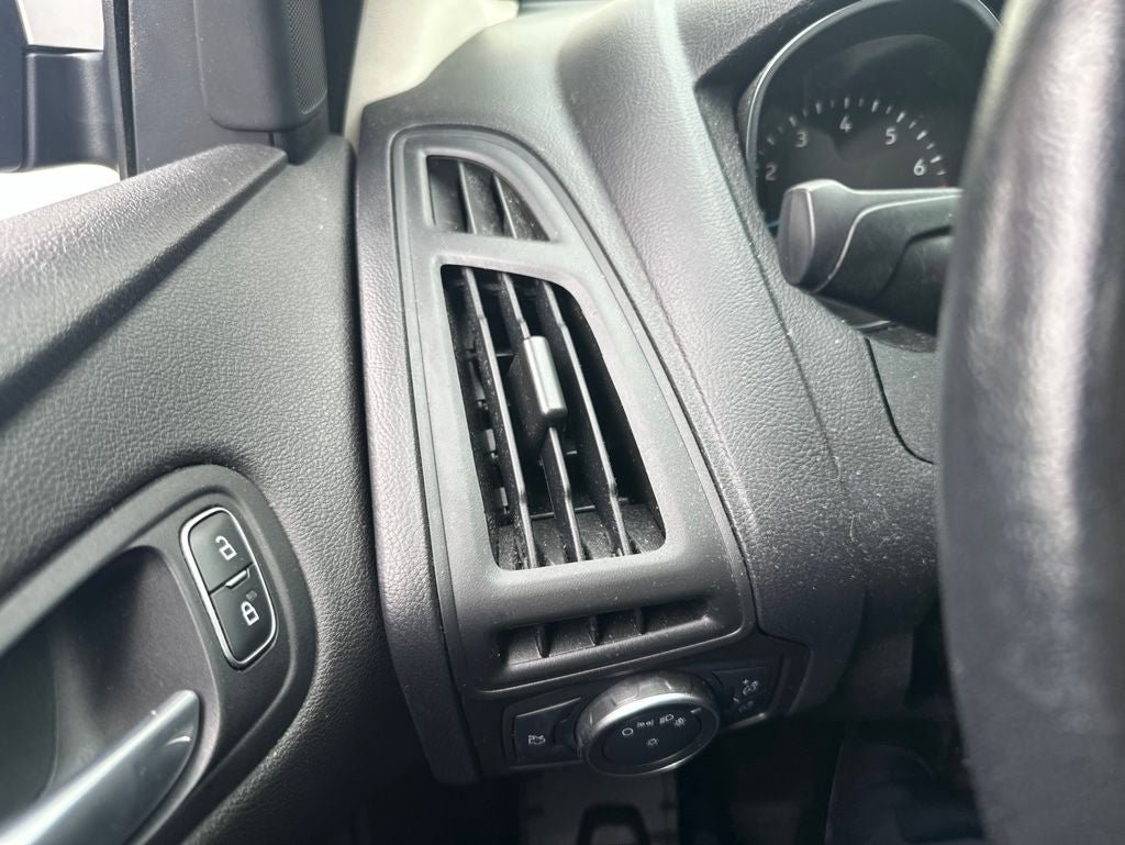Used 2018 Ford Focus SE w/ Cold Weather Package FWD image 16