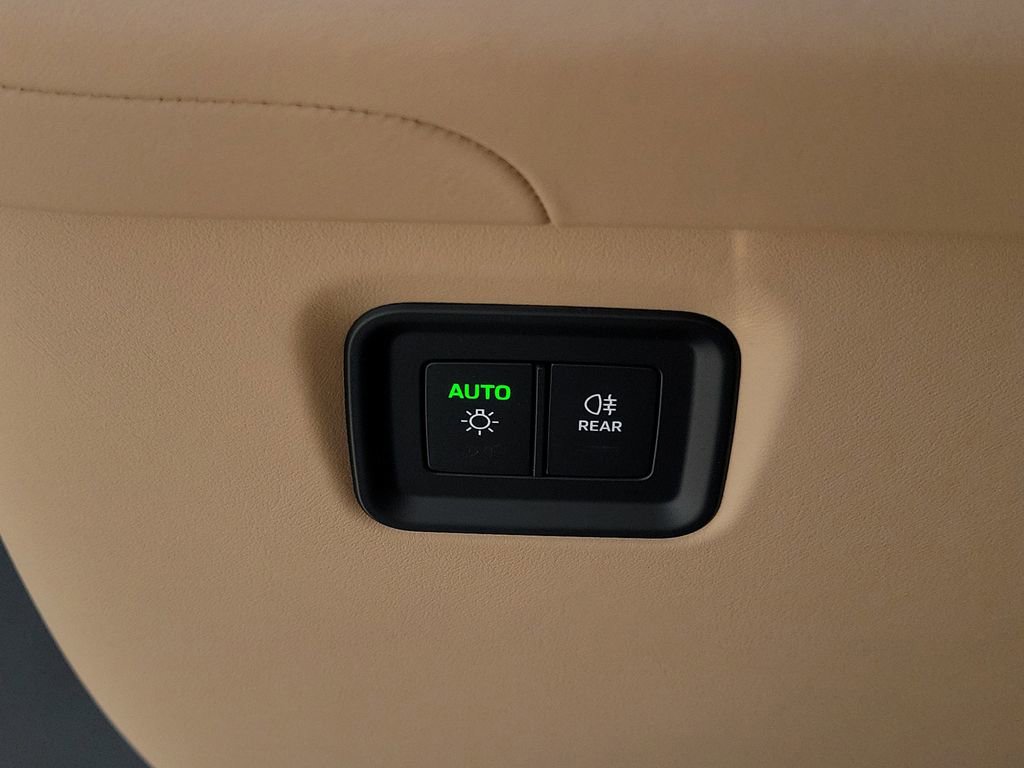 Certified 2025 Porsche Cayenne image 38