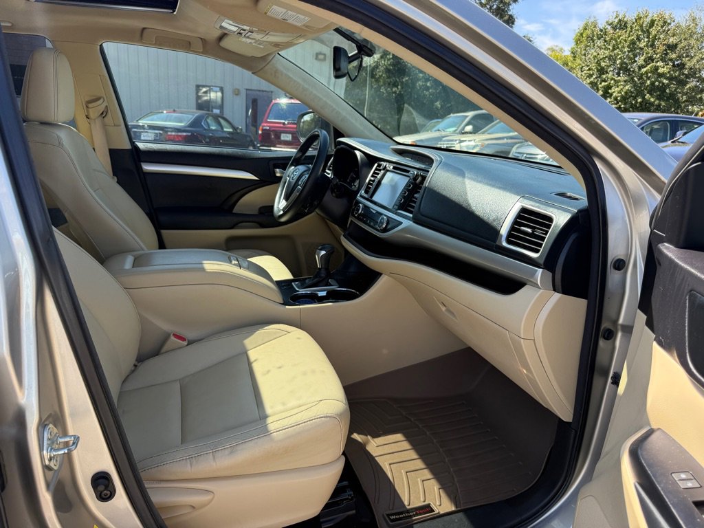 Used 2014 Toyota Highlander XLE image 16