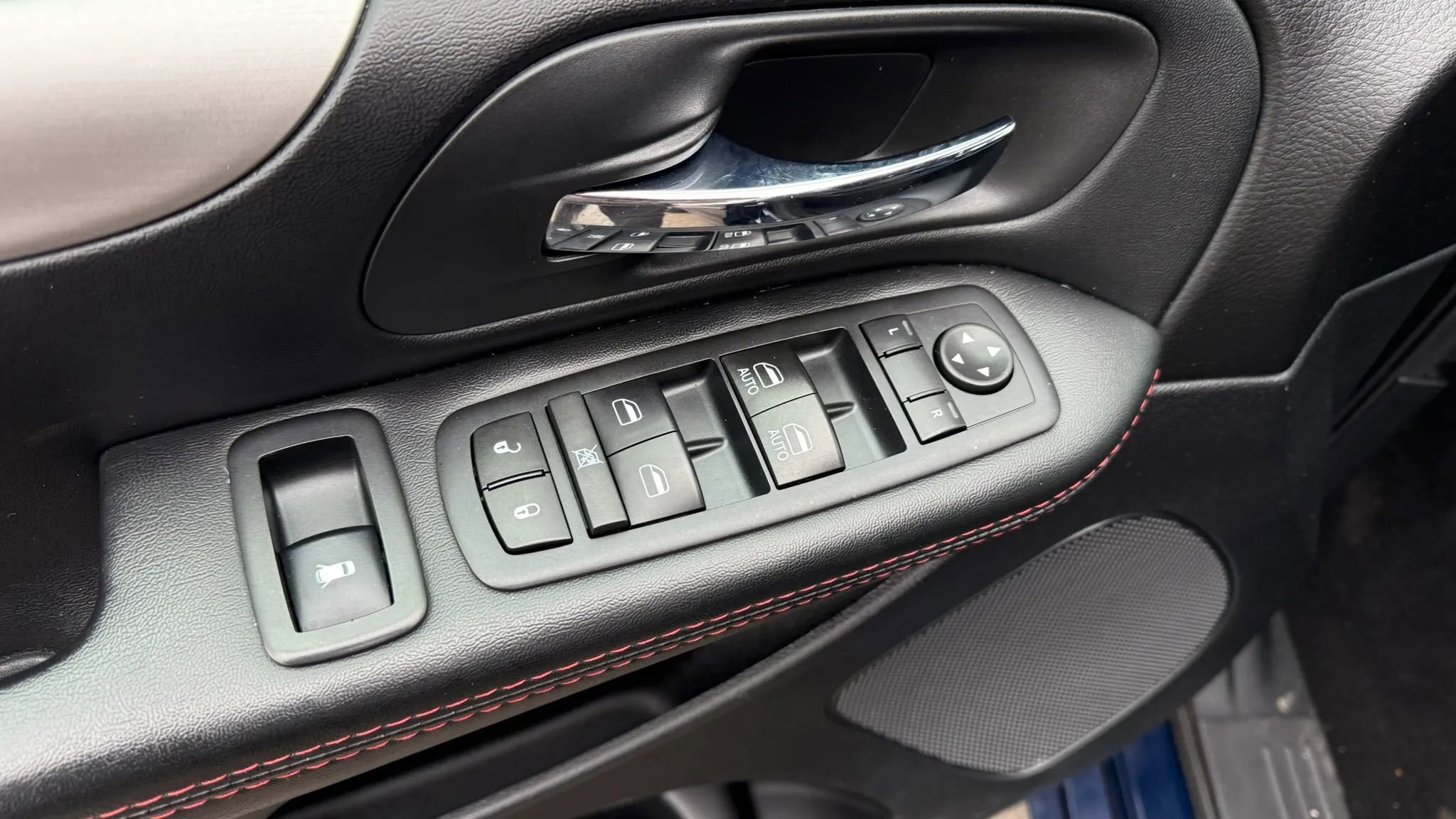 Used 2017 Dodge Grand Caravan GT image 17