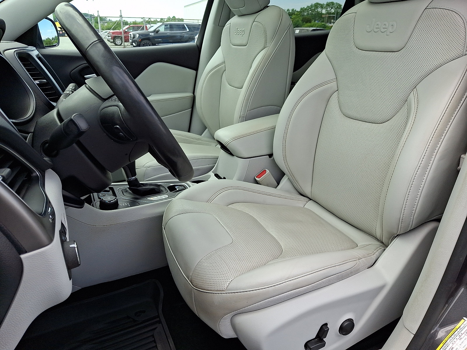Used 2022 Jeep Cherokee Latitude Lux w/ Sun & Sound Group AWD/4WD image 13