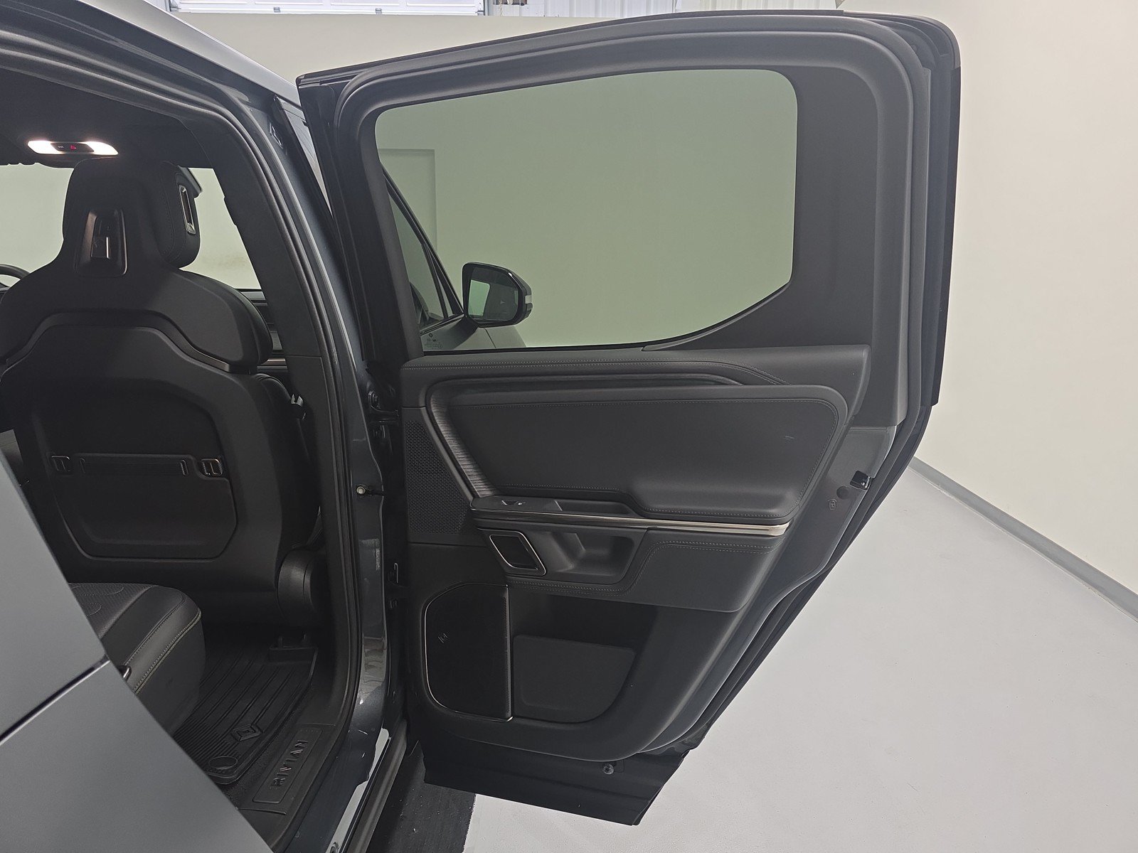 Used 2024 Rivian R1T Adventure AWD/4WD image 19