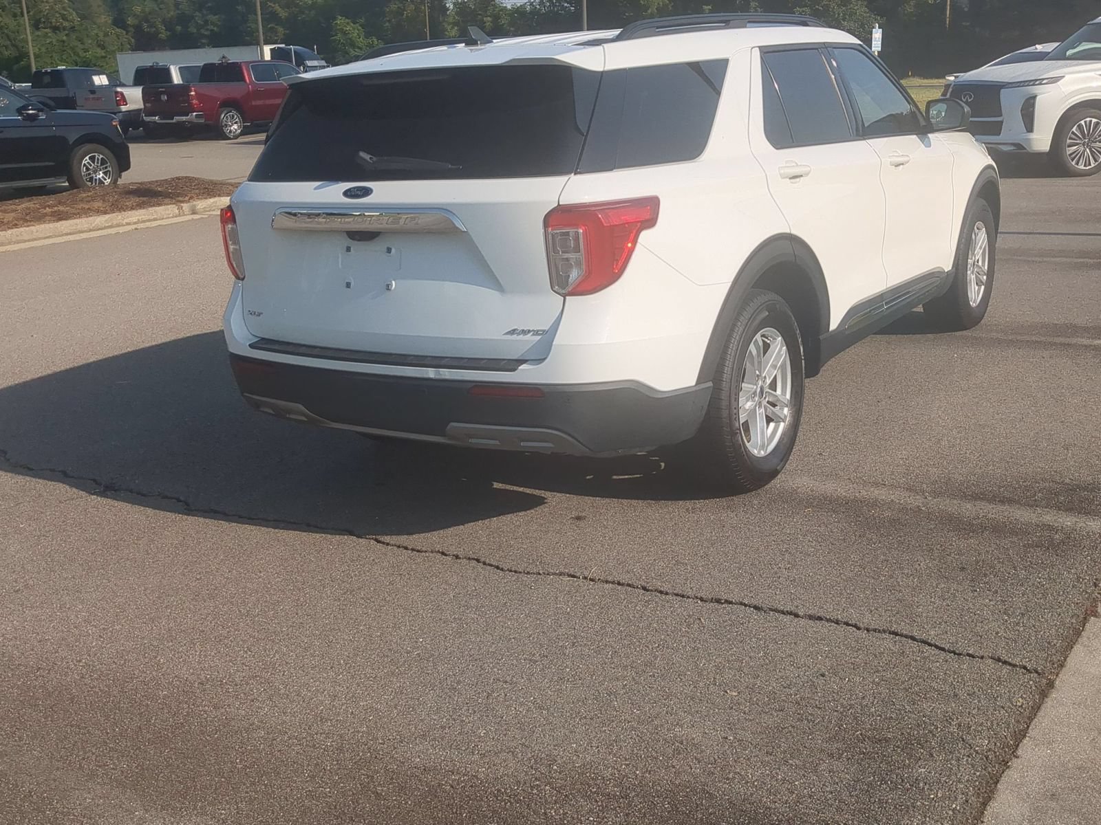 Used 2022 Ford Explorer XLT w/ Equipment Group 202A AWD/4WD image 3