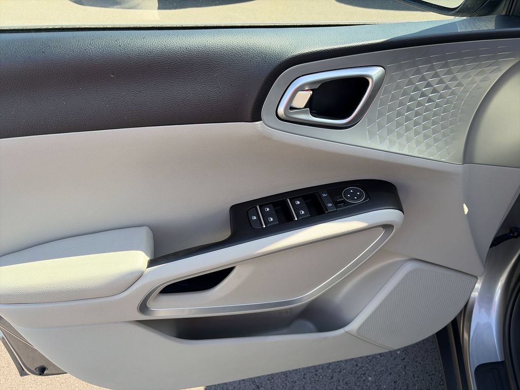 Used 2025 Kia Soul LX w/ LX Technology Package FWD image 13