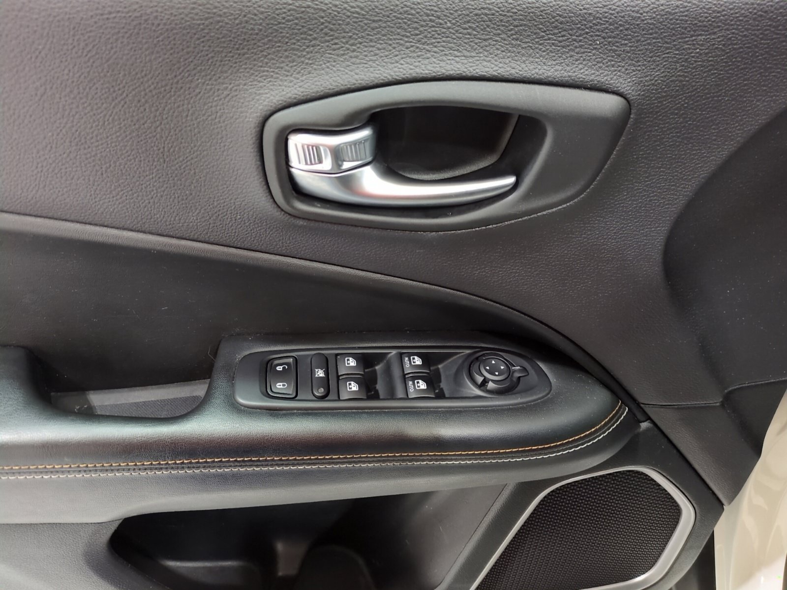 Used 2018 Jeep Compass Latitude w/ Popular Equipment Group AWD/4WD image 16
