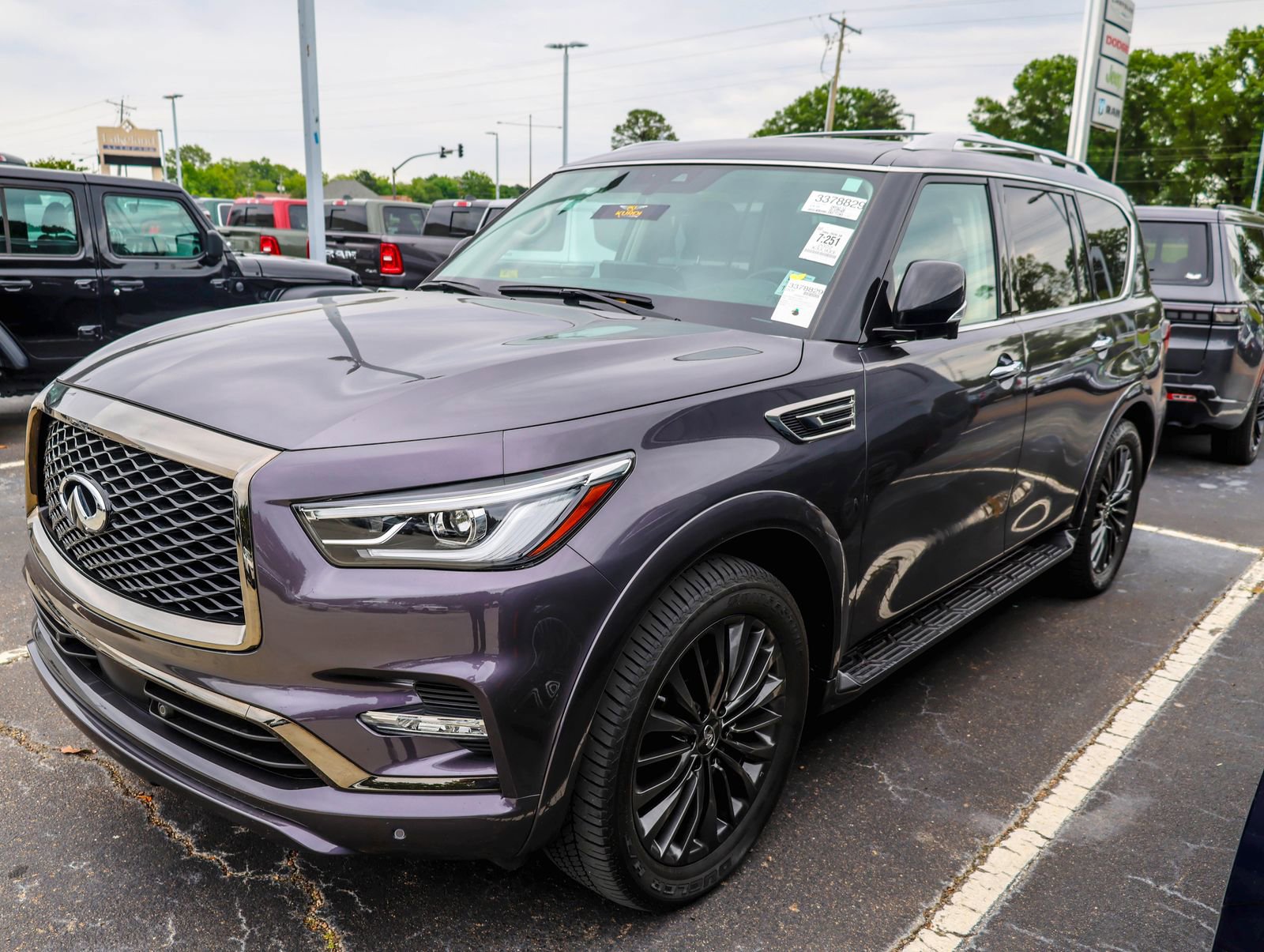 Used 2022 INFINITI QX80 Premium Select w/ Cargo Package RWD image 2