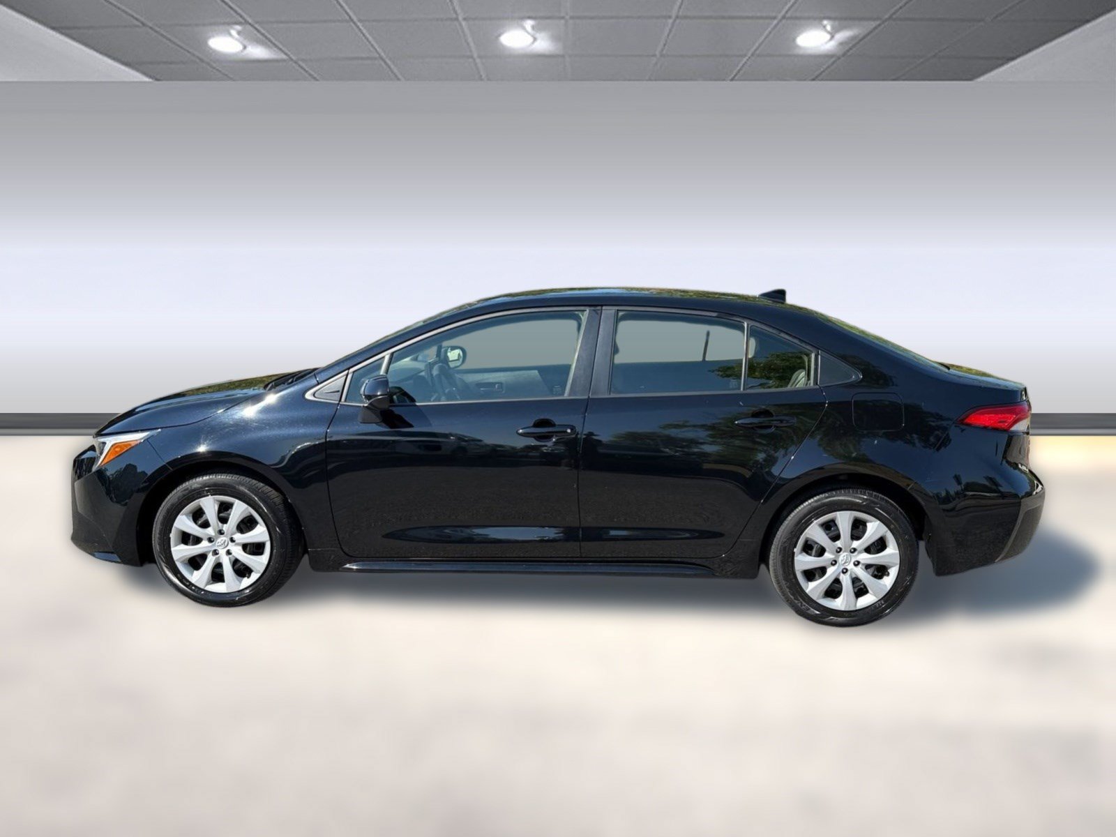 Used 2025 Toyota Corolla LE FWD image 2