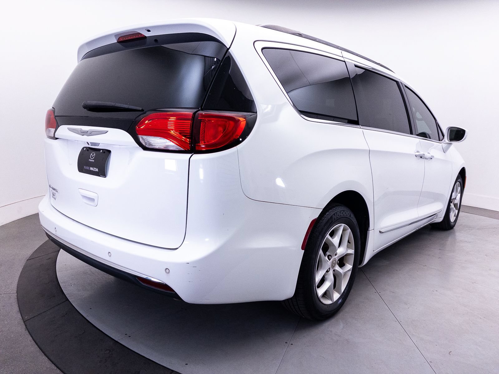 Used 2017 Chrysler Pacifica Touring-L w/ Tire & Wheel Group FWD image 14