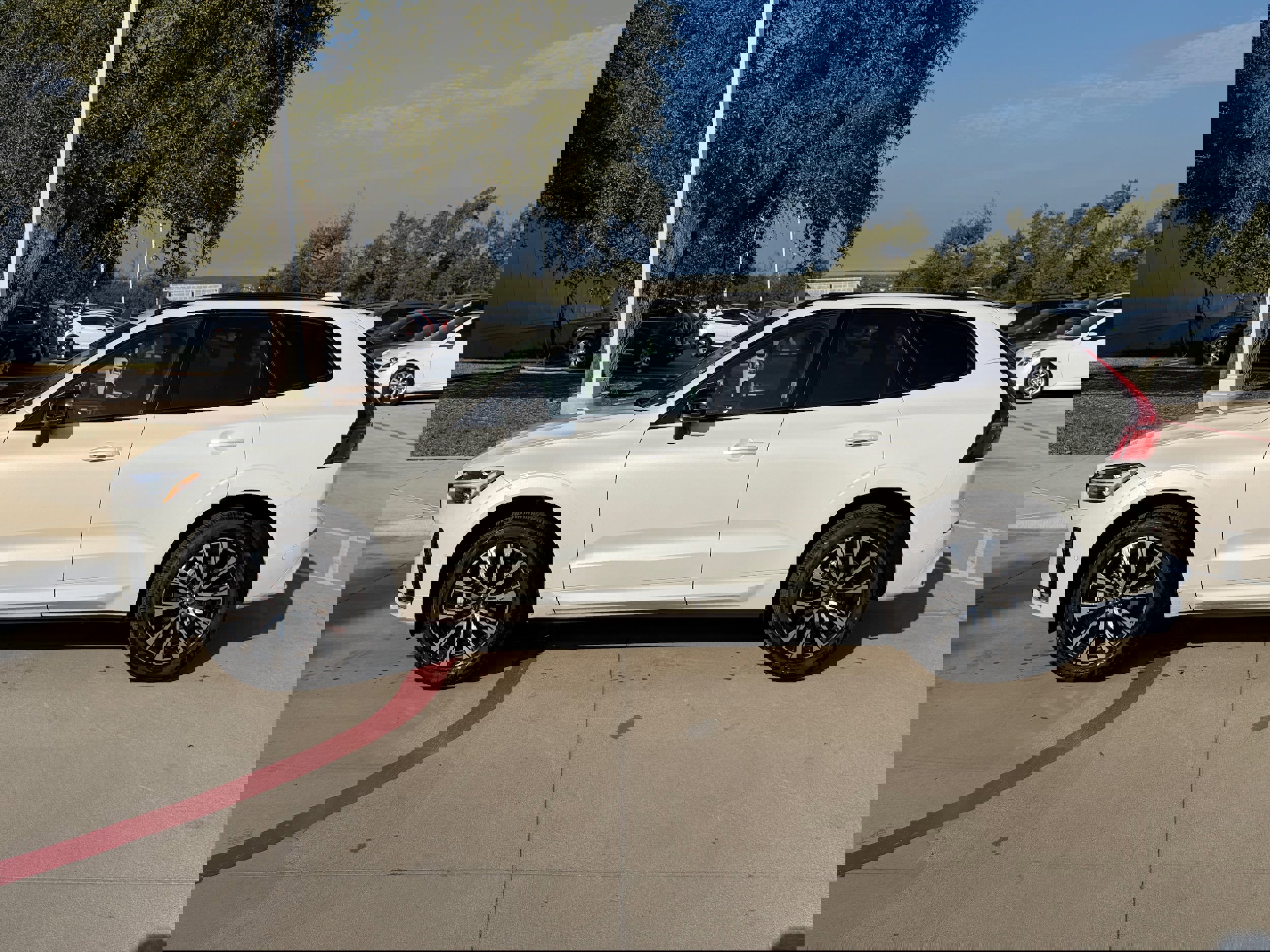 Certified 2025 Volvo XC60 B5 Plus image 3