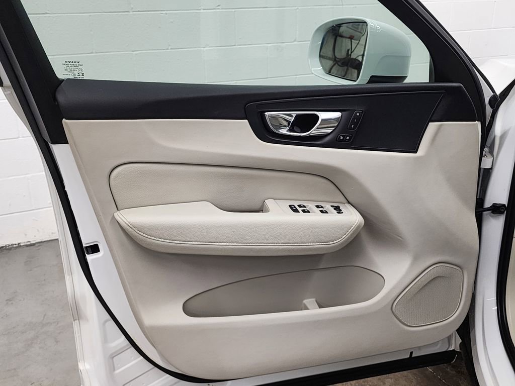 Used 2020 Volvo XC60 T6 Momentum AWD/4WD image 9