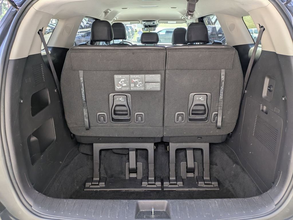 Used 2025 Kia Carnival FWD image 25