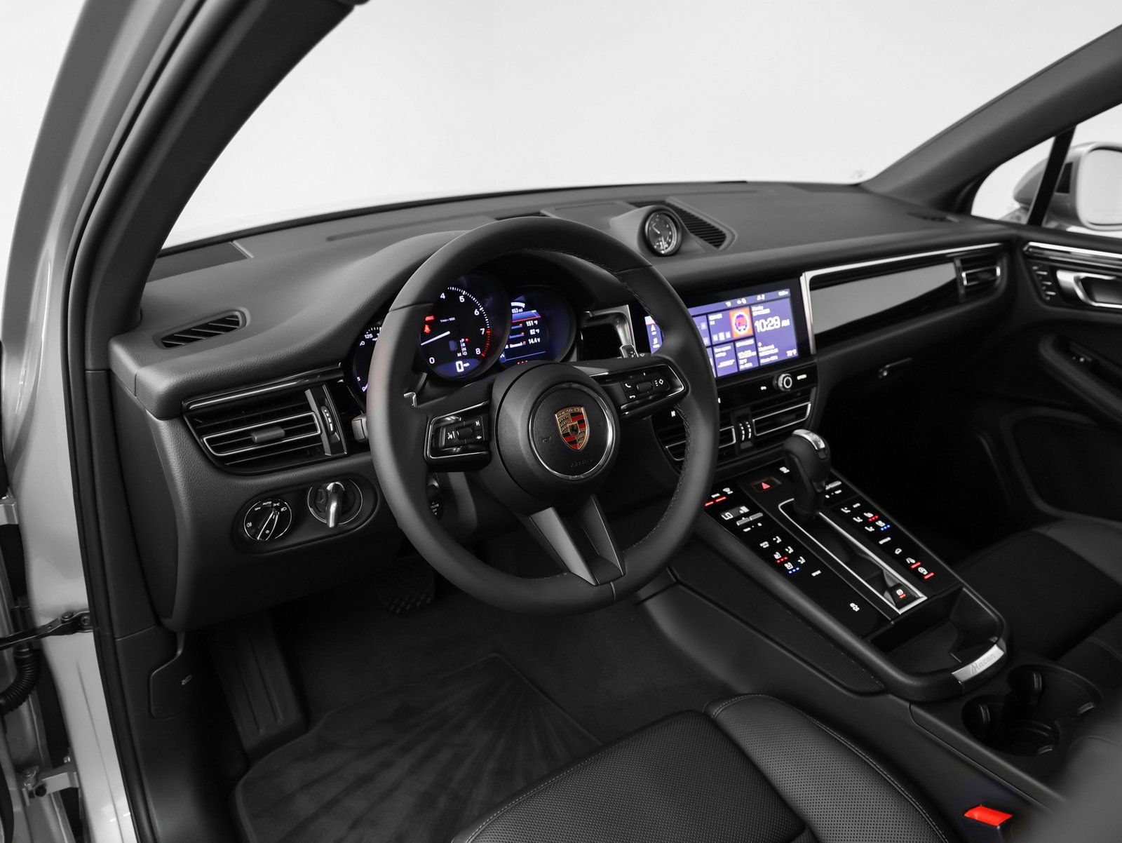 Certified 2025 Porsche Macan image 4