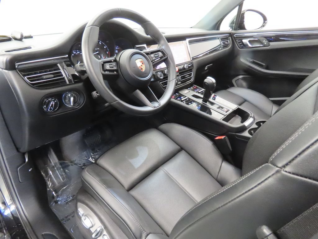 Certified 2026 Porsche Macan AWD/4WD image 4