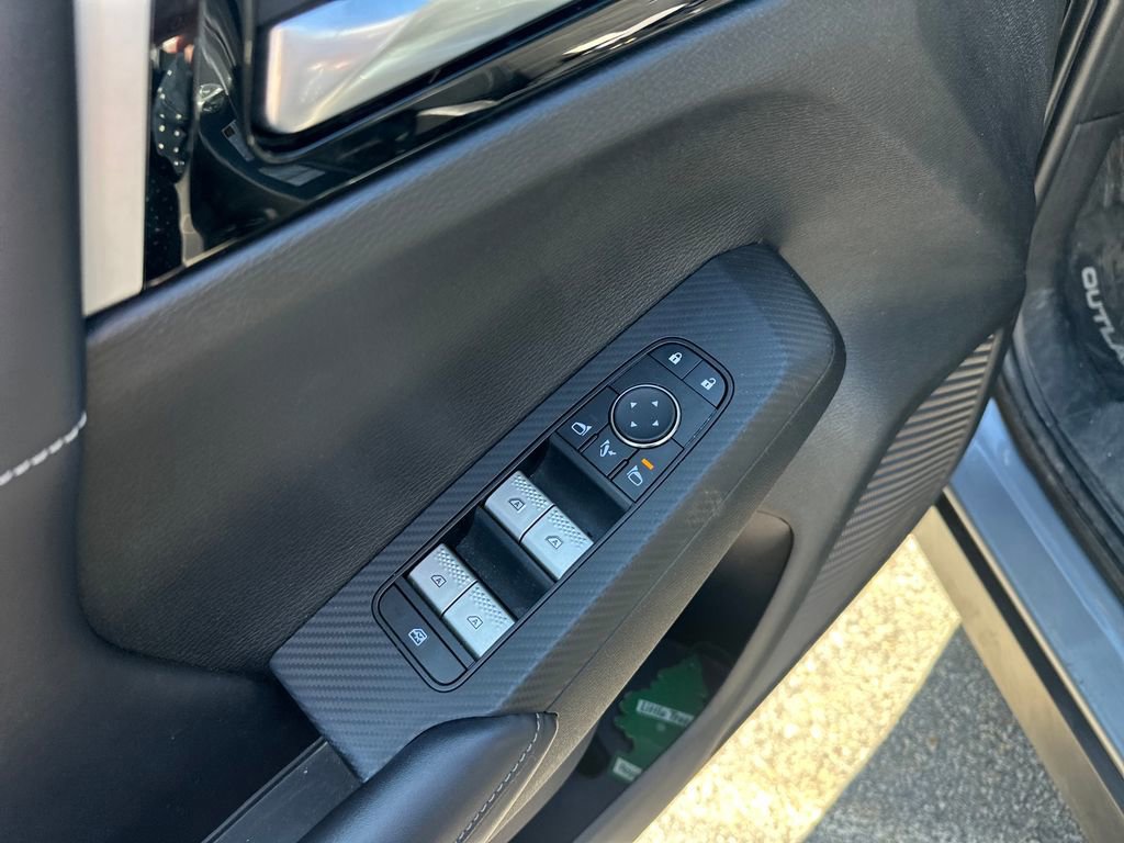Used 2023 Mitsubishi Outlander SE AWD/4WD image 11