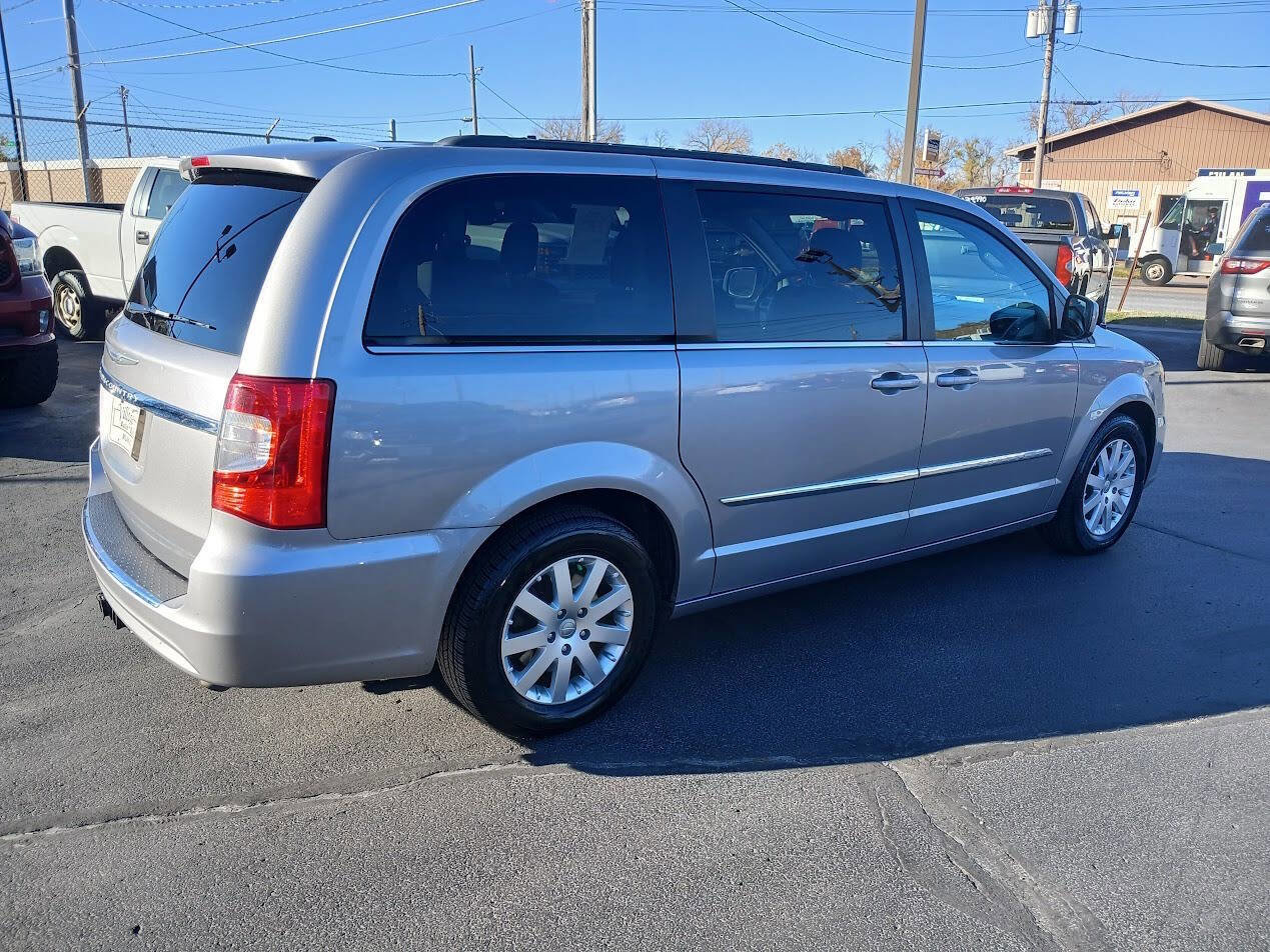Used 2016 Chrysler Town & Country Touring image 7