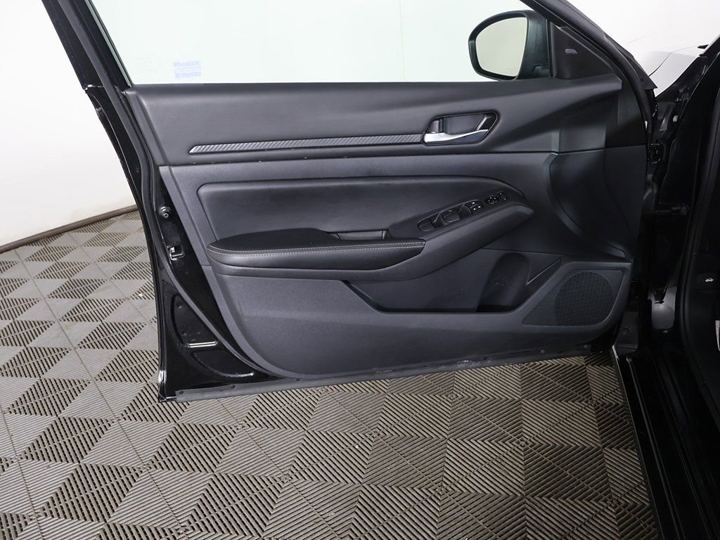 Used 2025 Nissan Altima 2.5 SV image 17
