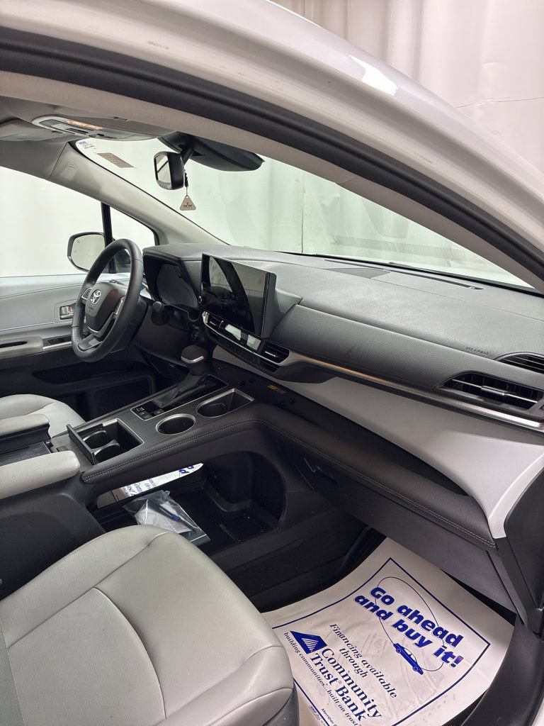 Used 2025 Toyota Sienna XLE AWD/4WD image 33